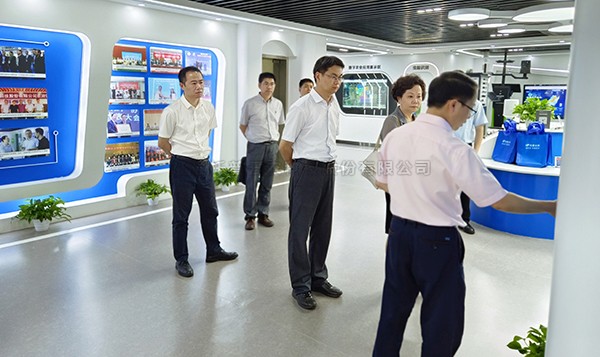 浙江省科技廳副廳長(zhǎng)吳卿、臺(tái)盟省委會(huì)主委陳清莉一行赴托普云農(nóng)調(diào)研考察