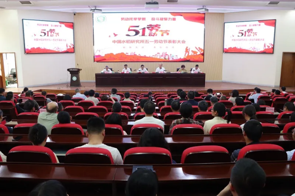 托普云農(nóng)董事長陳渝陽為青年科學(xué)家頒發(fā)“托普數(shù)字農(nóng)業(yè)創(chuàng)新獎”