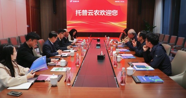 周國富率浙江大學校友代表團考察托普云農(nóng)