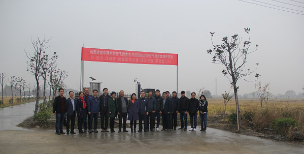 托普云農(nóng)副總經(jīng)理朱旭華(左二)為考察團一行詳細介紹了水稻病蟲害綠色防控設備 托普云農(nóng)副總經(jīng)理朱旭華(左二)為考察團一行詳細介紹了水稻病蟲害綠色防控設備