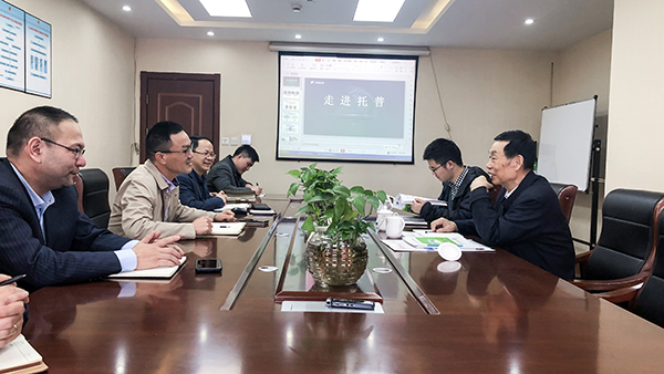 座談會現(xiàn)場，陳渝陽董事長與孫院士熱切交談