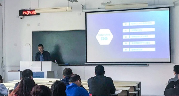 托普云農(nóng)營銷中心副總監(jiān)龍捷頻為培訓(xùn)班作內(nèi)容講解 托普云農(nóng)營銷中心副總監(jiān)龍捷頻為培訓(xùn)班作內(nèi)容講解