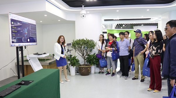 培訓(xùn)班聽取托普云農(nóng)業(yè)務(wù)人員講解產(chǎn)供銷一體化模式 培訓(xùn)班聽取托普云農(nóng)業(yè)務(wù)人員講解產(chǎn)供銷一體化模式