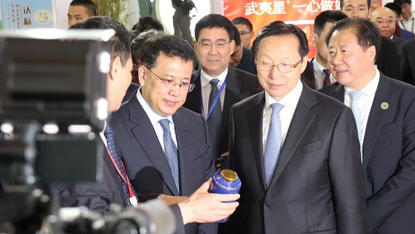 農(nóng)業(yè)農(nóng)村部部長韓長賦（右）、浙江省省長袁家軍（左）巡館現(xiàn)場