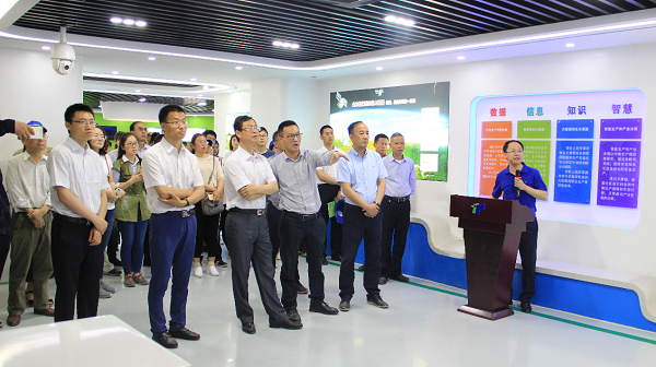 謝主任一行參觀托普云農(nóng)展廳 謝主任一行參觀托普云農(nóng)展廳