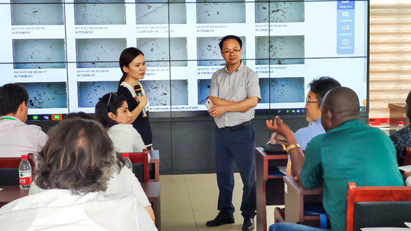 朱旭華副總經(jīng)理與代表們圍繞蟲情測報(bào)深入交流 朱旭華副總經(jīng)理與代表們圍繞蟲情測報(bào)深入交流