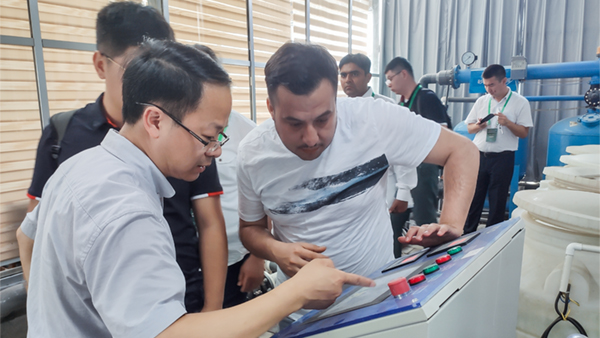 多個(gè)國家農(nóng)業(yè)領(lǐng)導(dǎo)與專家在觀摩研討 多個(gè)國家農(nóng)業(yè)領(lǐng)導(dǎo)與專家在觀摩研討