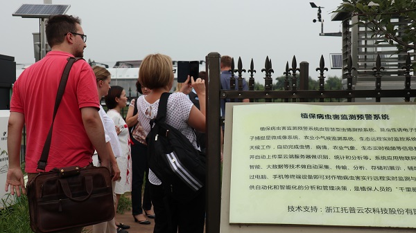 研修班一行來到由托普云農(nóng)與蕭山農(nóng)科所聯(lián)合搭建的現(xiàn)代農(nóng)業(yè)產(chǎn)業(yè)園進(jìn)行考察 研修班一行來到由托普云農(nóng)與蕭山農(nóng)科所聯(lián)合搭建的現(xiàn)代農(nóng)業(yè)產(chǎn)業(yè)園進(jìn)行考察