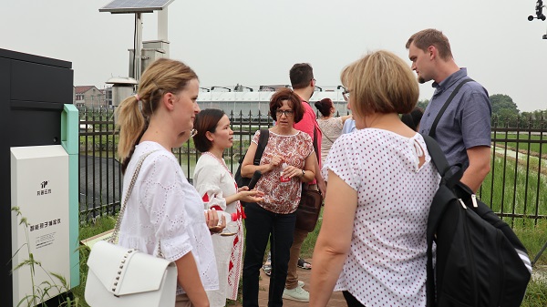 研修班一行來到由托普云農(nóng)與蕭山農(nóng)科所聯(lián)合搭建的現(xiàn)代農(nóng)業(yè)產(chǎn)業(yè)園進(jìn)行考察 研修班一行來到由托普云農(nóng)與蕭山農(nóng)科所聯(lián)合搭建的現(xiàn)代農(nóng)業(yè)產(chǎn)業(yè)園進(jìn)行考察