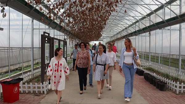 研修班一行來到由托普云農(nóng)與蕭山農(nóng)科所聯(lián)合搭建的現(xiàn)代農(nóng)業(yè)產(chǎn)業(yè)園進(jìn)行考察 研修班一行來到由托普云農(nóng)與蕭山農(nóng)科所聯(lián)合搭建的現(xiàn)代農(nóng)業(yè)產(chǎn)業(yè)園進(jìn)行考察