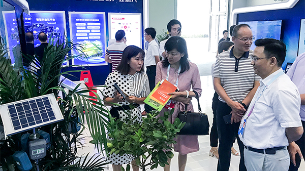 重慶市農(nóng)委信息中心主任賀德華（右一）、副主任柯南（右二）