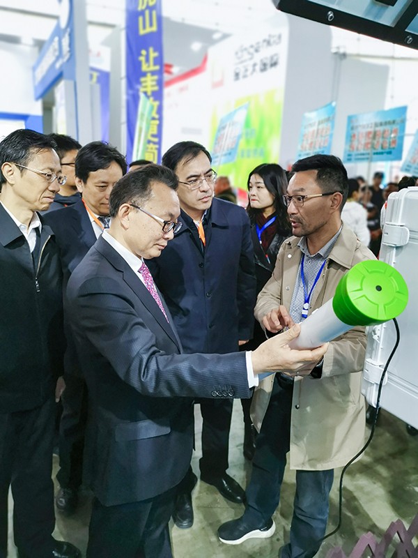 托普云農(nóng)董事長陳渝陽向劉天金主任介紹智能土壤墑情監(jiān)測設備 托普云農(nóng)董事長陳渝陽向劉天金主任介紹智能土壤墑情監(jiān)測設備