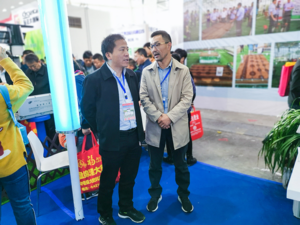 湖南省土肥站姚正昌站長與托普云農(nóng)陳渝陽董事長密切交流 湖南省土肥站姚正昌站長與托普云農(nóng)陳渝陽董事長密切交流