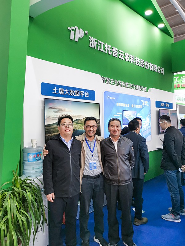 內(nèi)蒙古土肥站鄭海春站長(右)白云龍副站長(左) 內(nèi)蒙古土肥站鄭海春站長(右)白云龍副站長(左)