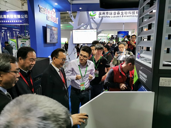 全國農技推廣中心劉天金主任、許發(fā)輝副主任和中國農業(yè)技術推廣協會陳生斗會長觀摩蟲情測報數據平臺與智能裝備