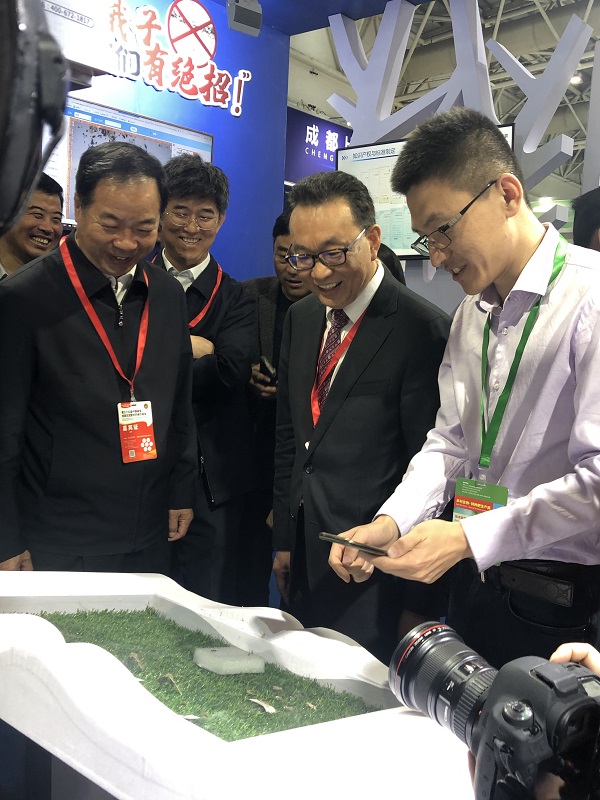 劉天金主任、陳生斗會長、全國農技推廣中心測報處劉萬才處長近距離見證“蟲害識別”