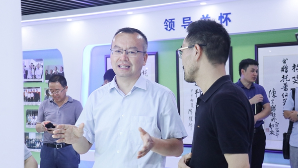 趙喜凱局長參觀托普云農(nóng)展廳 趙喜凱局長參觀托普云農(nóng)展廳