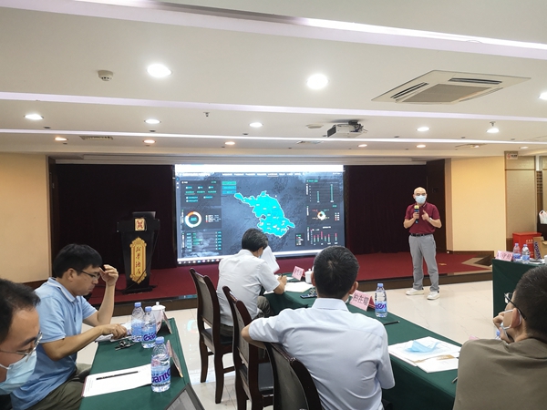 托普云農(nóng)團(tuán)隊(duì)為代表們介紹全國耕地質(zhì)量大數(shù)據(jù)平臺及其建設(shè)情況 托普云農(nóng)團(tuán)隊(duì)為代表們介紹全國耕地質(zhì)量大數(shù)據(jù)平臺及其建設(shè)情況