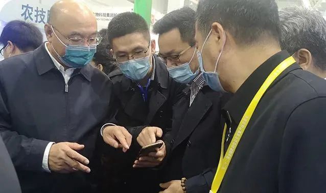 農(nóng)業(yè)農(nóng)村部種植業(yè)管理司司長潘文博（左一）一行體驗(yàn)“土肥管家APP”