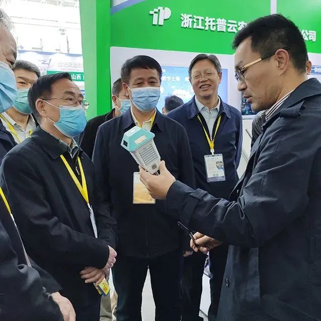 陳渝陽董事長向魏啟文主任、陳生斗會長一行介紹溫室寶