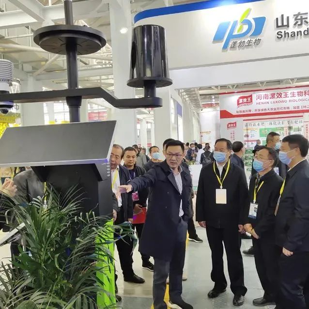 陳渝陽董事長向魏啟文主任、陳生斗會長一行介紹新型氣象監(jiān)測系統(tǒng)