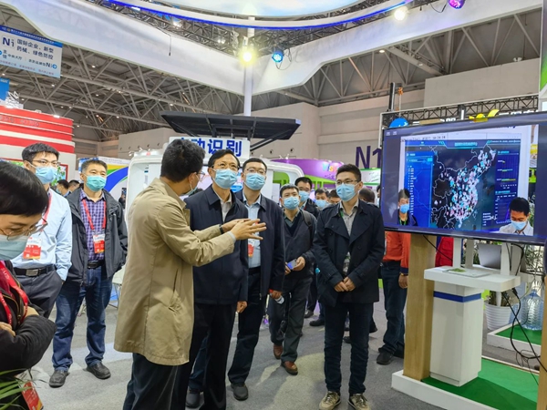 托普云農(nóng)董事長(zhǎng)陳渝陽(yáng)向全國(guó)農(nóng)技中心王福祥副主任、重慶市農(nóng)工委袁德勝委員、全國(guó)農(nóng)業(yè)技術(shù)推廣中心農(nóng)藥藥械處郭永旺處長(zhǎng)、病蟲(chóng)防治處朱景全副處長(zhǎng)一行介紹托普云農(nóng)技術(shù)成果 