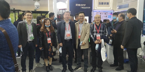 西藏農(nóng)業(yè)技術(shù)推廣服務(wù)中心陳俐站長(zhǎng)（左二）、山西植保植檢總站楊軍站長(zhǎng)（左三）和張武云副站長(zhǎng)（右一）一行蒞臨托普云農(nóng)展位