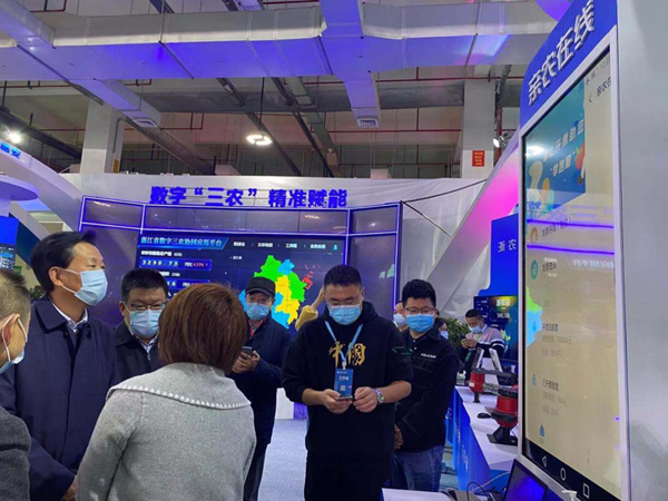 第十三屆全國人民代表大會華僑委員會委員王輝忠、浙江農(nóng)業(yè)農(nóng)村廳廳長王通林一行聽取“親農(nóng)在線”相關(guān)匯報(bào)