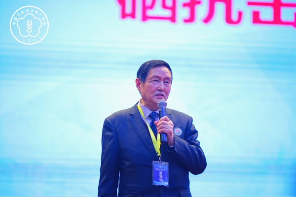 西安交通大學(xué)公共醫(yī)學(xué)院教授、國(guó)家衛(wèi)健委國(guó)家地方病重點(diǎn)實(shí)驗(yàn)室主任王治倫作“硒與人體健康”的報(bào)告