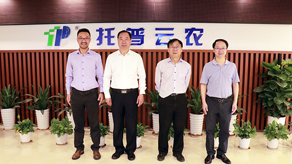 中國農(nóng)業(yè)技術(shù)推廣協(xié)會會長陳生斗、秘書長張互助蒞臨托普云農(nóng)考察參觀