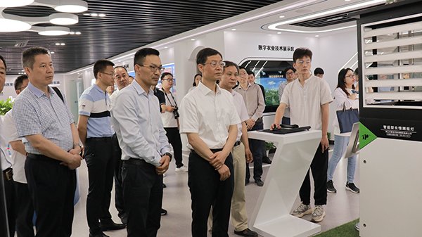 謝建華主任一行還參觀了托普云農(nóng)智慧展廳 謝建華主任一行還參觀了托普云農(nóng)智慧展廳