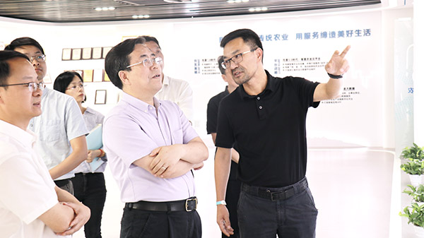 應(yīng)義斌教授一行參觀托普云農(nóng)數(shù)字三農(nóng)展廳 應(yīng)義斌教授一行參觀托普云農(nóng)數(shù)字三農(nóng)展廳