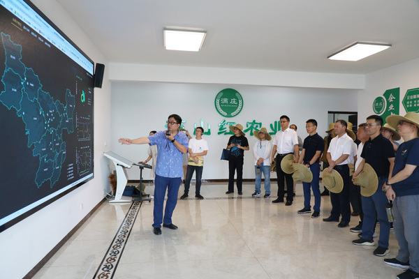 參觀國家級“三區(qū)四情”耕地質(zhì)量監(jiān)測點(diǎn)、監(jiān)測信息化平臺