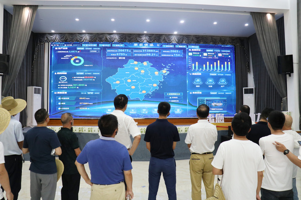 參觀高標(biāo)準(zhǔn)農(nóng)田、耕肥數(shù)字化應(yīng)用場景、浙江鄉(xiāng)村大腦、“浙農(nóng)優(yōu)品”多跨應(yīng)用場景