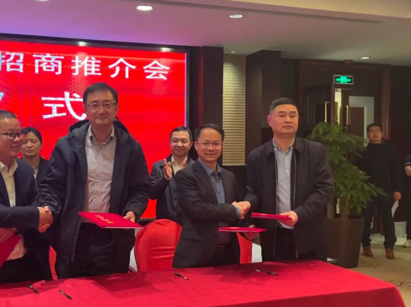 智慧農(nóng)業(yè)研究院院長朱旭華與貴州省山地農(nóng)業(yè)機(jī)械研究所進(jìn)行項目簽約